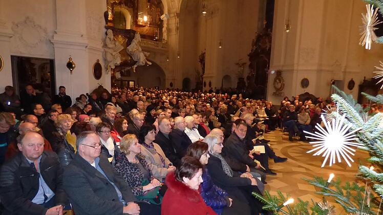 Mit geschätzten 600 Konzertgästen war die Basilika voll besetzt.