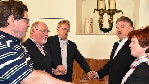 Hand in Hand sangen sie "Br&uuml;der, zur Sonne, zur Freiheit" (von links): Erich Olbrich, Hans Werther, Frank Wilzok, Landrat Klaus Peter S&ouml;llner und stellvertretende Landr&auml;tin Christina Flauder. Foto: Uschi Prawitz