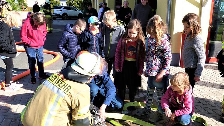 Die Kinder verfolgen interessiert alle Handgriffe der Großen. Foto: Werner Reißaus
