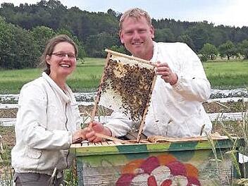 Alexandra Lippert und Jörg Sieben sind leidenschaftliche Imker, die in Schulen über die Arbeit der Bienen informieren.  Foto: privat