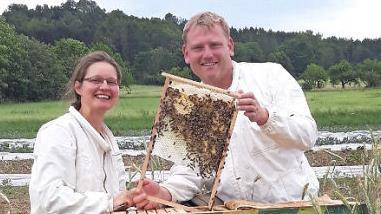 Alexandra Lippert und Jörg Sieben sind leidenschaftliche Imker, die in Schulen über die Arbeit der Bienen informieren.  Foto: privat