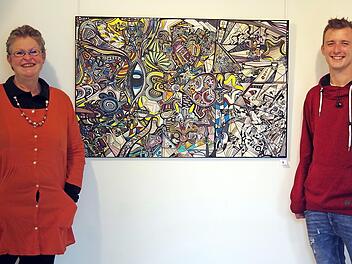 Kreiskulturreferentin Gisela Lang und Julian Schülein freuen sich über die gelungene Ausstellung und freuen sich auf viele interessierte Besucher. Foto: Heike Schülein