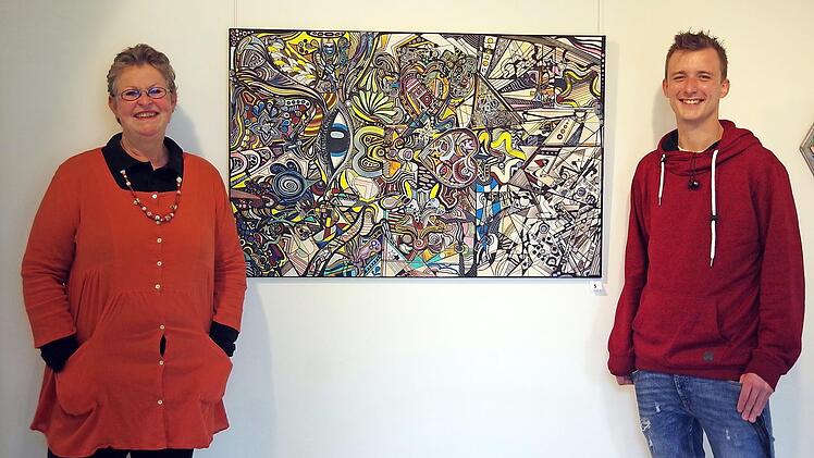 Kreiskulturreferentin Gisela Lang und Julian Schülein freuen sich über die gelungene Ausstellung und freuen sich auf viele interessierte Besucher. Foto: Heike Schülein