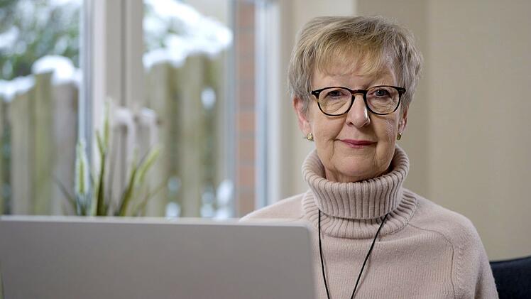 Die ehemalige leitende Mitarbeiterin des Internationalen Stabs der NATO, Stephanie Babst, ist besorgt. "Donald Trump bittet Putin quasi auf die Tanzfl&auml;che. Nicht heimlich und leise oder per Telefon, sondern vor gro&szlig;em Publikum. Und sie tanzen. Sie tanzen, indem sie sich als zwei Alpham&auml;nner etablieren", sagt sie zum Treffen in Alaska.