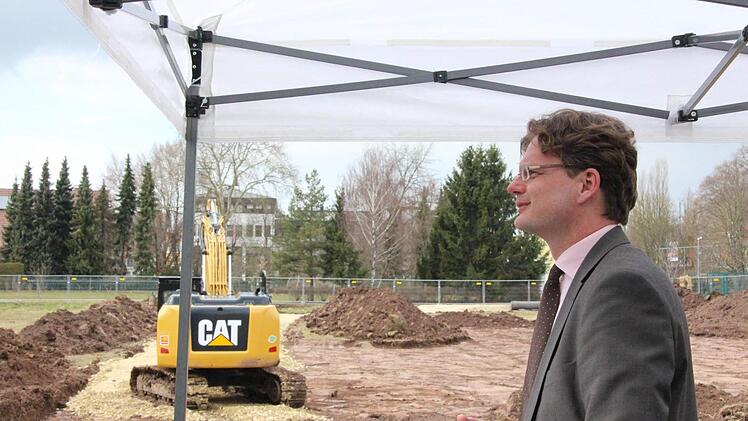 Das Rednerpult stand unten, unterm Zelt. Die Zuhörer standen oben im umfunktionierten Anhänger. Foto: Simone Bastian