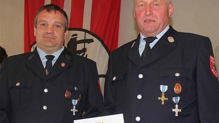 Eine staatliche Ehrung für ihr langjähriges Engagement erhielten Dieter Stöhling und Ludwig Büttner (von links).