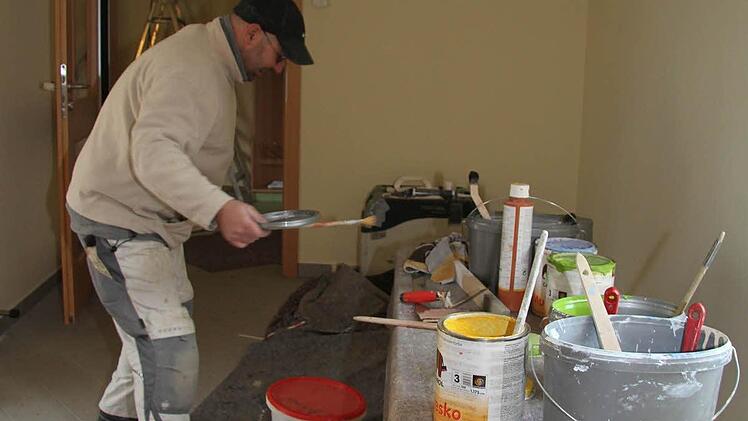Ronny Kramer gibt dem Kinderhausanbau - in dem die Krippe für zwölf Kinder untergebracht werden soll - den letzten Schliff: Ein kunterbunter Regenbogen soll das Haus zieren.