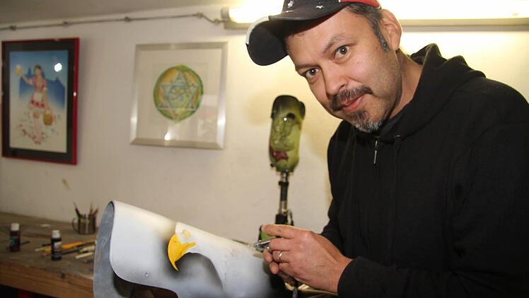 Jaime Moreno aus Untersteinach malt für einen Veteranenverein in den USA einen Adler auf eine Prothese, auf die andere Seite sollen eine amerikanische Flagge und ein Ehrenzeichen kommen. Foto: Sonja Adam