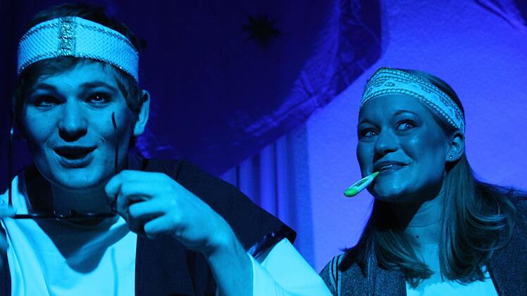 Petrus (Dominicus Ludwig) und Frau Steinthaler (Caroline Horn) haben im Himmel stets ein Auge auf das weltliche Geschehen.