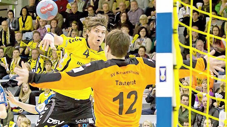 Philipp Barsties ist zweifelsohne der "Pechvogel" der Saison beim HSC 2000 Coburg. Der ehrgeizige Rückraumspieler riss sich letztes Jahr das Kreuzband und kämpfte sich in den letzten Monaten aufopferungsvoll zurück ins Team. Doch sein lädiertes Knie spielt nicht mit. Foto: Timo Geldner