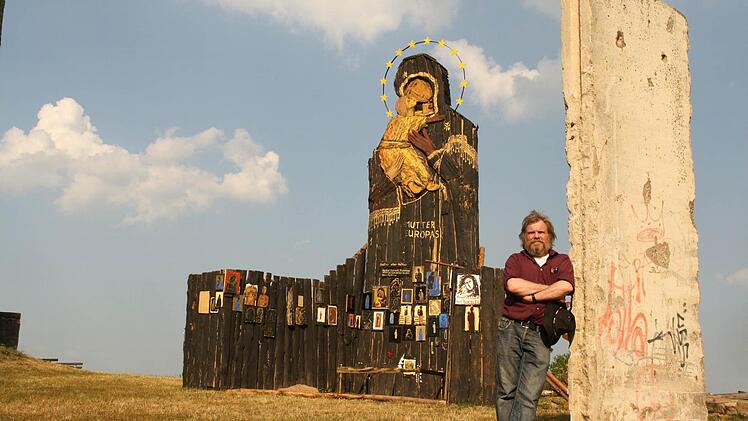 Künstler Herbert "Jimmy" Fell am Weißen Turm in Niederlauer. Foto: Paul Ziegler