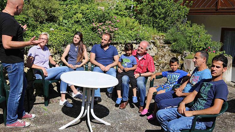 Murat Atalay gibt erste Informationen, daneben Elke Stein, in der Mitte Markus Grüner mit dem Mädchen Razan. Foto: Franz Galster