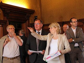 Museumsleiterin Annette Späth (vorne) stellt Bezirkstagspräsident Erwin Dotzel (links daneben) vor, wie das Schloss Aschach umgestaltet werden soll. Foto: Benedikt Borst