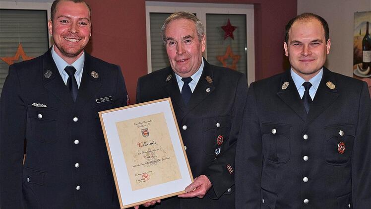 Ehrenkommandant Egid Betz (Mitte) wurde für 50-jährige Treue zur Wehr geehrt. Es gratulierten Christian Ullrich (links) und Matthias Metz. Foto: Gerd Schaar