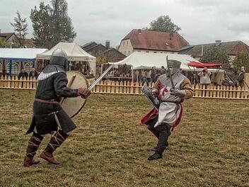 Bei den Kämpfen geht es zur Sache. Die Showkampfwaffen sind nicht zu unterschätzen. Fotos: privat