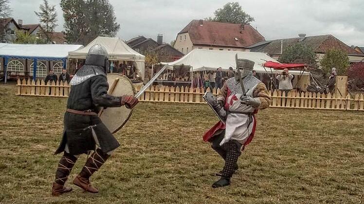 Bei den Kämpfen geht es zur Sache. Die Showkampfwaffen sind nicht zu unterschätzen. Fotos: privat