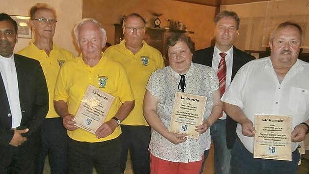 Ehrungen beim &Ouml;lschnitztaler Wanderverein (v.&nbsp;l.): Pfarrer Cyriaka Chittukama, Vorsitzender Hans Heinlein, Friedolin Fehn, Ingbert Weigelt, Pia Neubauer, B&uuml;rgermeister Klaus L&ouml;ffler, Karlheinz Neubauer.  Foto: K.- H. Hofmann