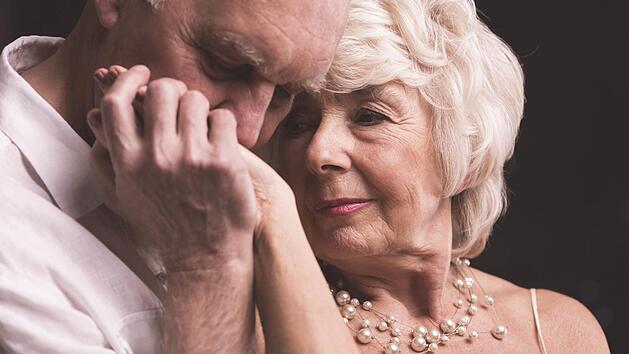 Frisch verliebt und z&auml;rtlich zueinander sein - Liebe kennt auch im Alter keine Grenzen. Foto: Photographee.eu