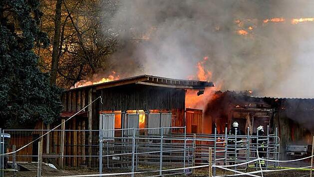 Ein Raub der Flammen wurden die Pferdestallungen/-boxen an der Kienm&uuml;hlenstra&szlig;e von Altenkunstadt Foto: Dieter Radziej