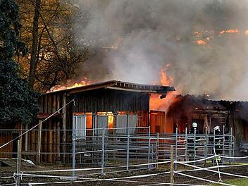 Ein Raub der Flammen wurden die Pferdestallungen/-boxen an der Kienmühlenstraße von Altenkunstadt Foto: Dieter Radziej