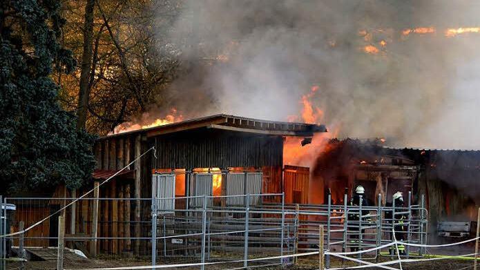 Ein Raub der Flammen wurden die Pferdestallungen/-boxen an der Kienmühlenstraße von Altenkunstadt Foto: Dieter Radziej