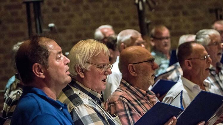 Der "Holland Christian Male Choir" unter Leitung von Freddy Veldkamp beeindruckte seine Zuhörer beim Auftritt in St. Markus in Coburg. Foto: Jochen Berger