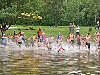 Das kühle Wetter schreckte die Starter beim Haba-Familientriathlon nicht ab. Mit Eifer stürzten sie sich in die Fluten des Waldbades von Bad Rodach. Fotos: Gabi Arnold