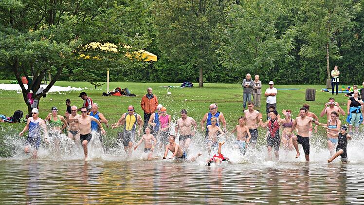 Das kühle Wetter schreckte die Starter beim Haba-Familientriathlon nicht ab. Mit Eifer stürzten sie sich in die Fluten des Waldbades von Bad Rodach. Fotos: Gabi Arnold