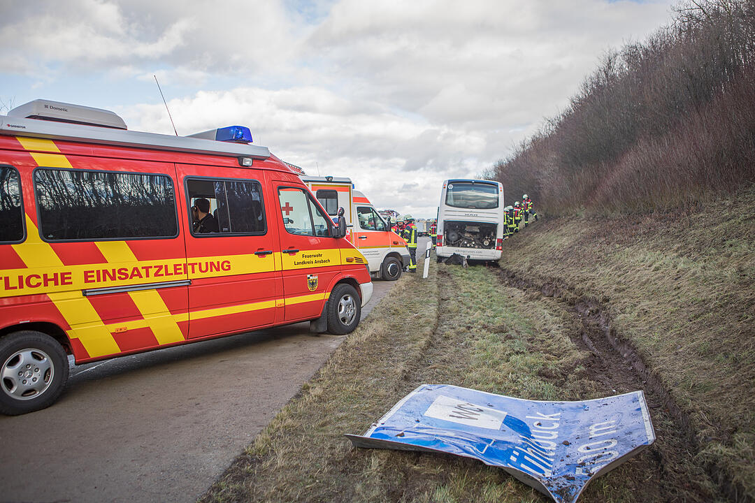 Mittelfranken: Bus mit 26 Schülern verunglückt auf A7 – mehrere Verletzte