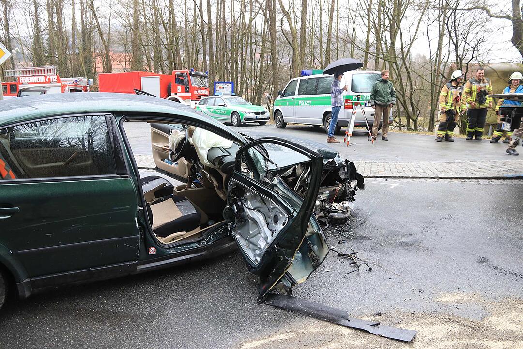 Lastwagen und Auto kollidieren miteinander