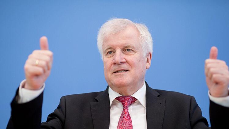 Bundesinnenminister Horst Seehofer hat am Dienstag in Berlin die Kriminalstatistik 2018 f&uuml;r Deutschland vorgestellt. Foto: Kay Nietfeld/dpa