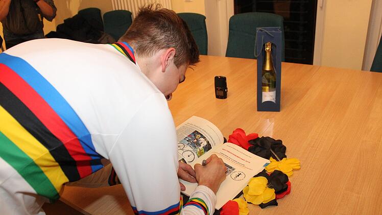 Eintrag ins Goldene Buch Foto:  Carmen Schwind