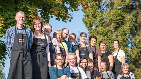 Die S&auml;ngerinnen und S&auml;nger des Chores "Pro Ton" tauschen ihre Liedermappen gegen Kochsch&uuml;rzen und bieten zahlreiche Gerichte rund um die Kartoffel mit verschiedenen Fleischbeilagen an. Foto: Martina Kleinhenz