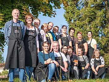 Die Sängerinnen und Sänger des Chores "Pro Ton" tauschen ihre Liedermappen gegen Kochschürzen und bieten zahlreiche Gerichte rund um die Kartoffel mit verschiedenen Fleischbeilagen an. Foto: Martina Kleinhenz