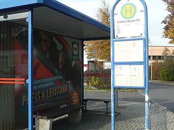 Leere Bushaltestelle an einem Vormittag in Lichtenfels, kein Bild mit Seltenheitswert. Den größten Teil der ÖPNV-Nutzer stellen nach wie vor die Schüler.  Popp