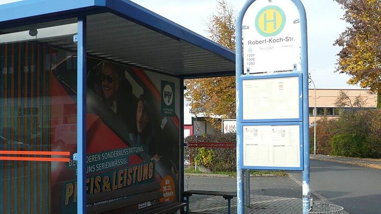 Leere Bushaltestelle an einem Vormittag in Lichtenfels, kein Bild mit Seltenheitswert. Den größten Teil der ÖPNV-Nutzer stellen nach wie vor die Schüler.  Popp
