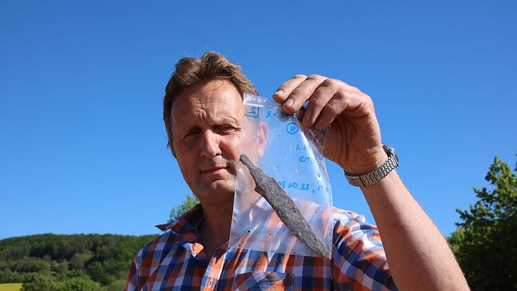 Oliver Specht zeigt eines der gefundenen Messer aus Eisen.