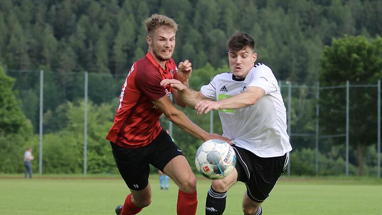 Mit Überzeugung geht Steinachs Aaron Friedel (rechts) in den Zweikampf mit Schwebenrieds Marc Müller. Foto: Sebastian Schmitt