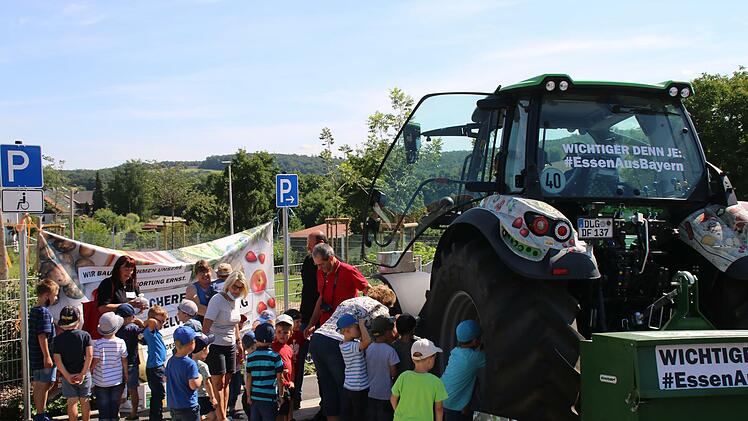 Die Kinder durften den Traktor des Bauernverbands erkunden. Foto: Hilmar Ruppert
