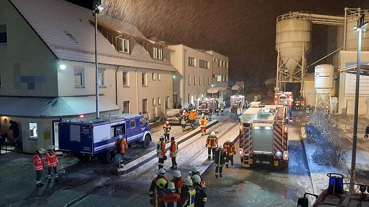 Kreis Kulmbach: Feuerwehr-Großeinsatz bei "eisigen Temperaturen" - "Flammen schlugen aus dem Dachstuhl"