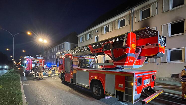 Feuer in Wohnung: Zimmer brennt in Hof völlig aus
