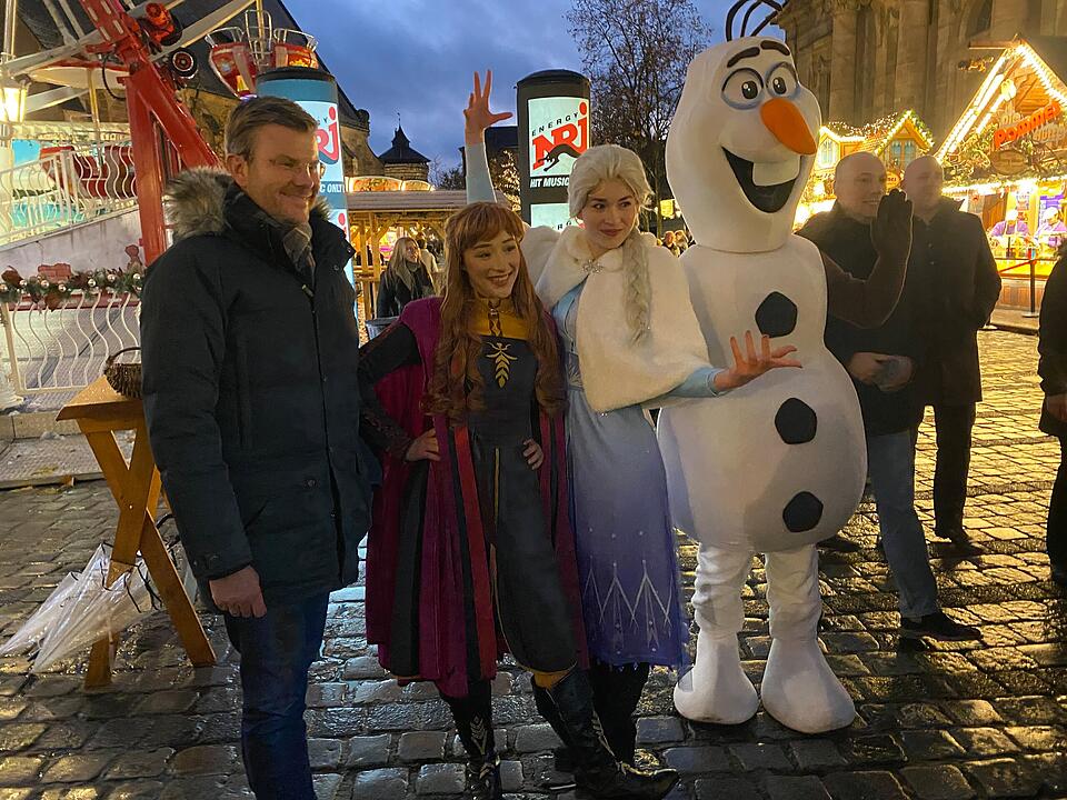 Glühwein, Bratwurst - Und Riesenrad: Winterdorf in Nürnberg eröffnet