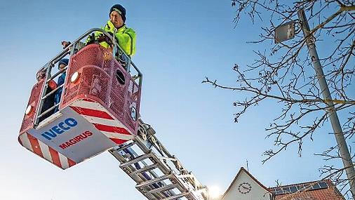 Ihre Ger&auml;te zeigen die Feuerwehren beim &bdquo;Blaulichtfunkeln&ldquo; auf dem Marktplatz. Unser Foto entstand 2022.