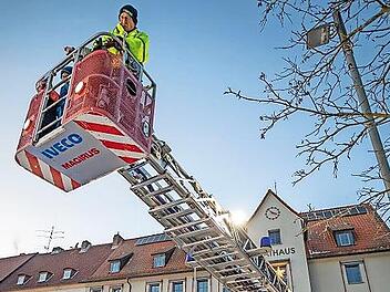 Ihre Geräte zeigen die Feuerwehren beim „Blaulichtfunkeln“ auf dem Marktplatz. Unser Foto entstand 2022.