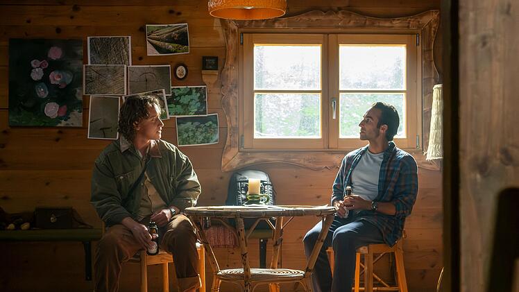 Yascha (Linus Sch&uuml;tz, rechts) hat Mats (Aaron Friesz) nichts davon erz&auml;hlt, dass er F&ouml;rster ist.