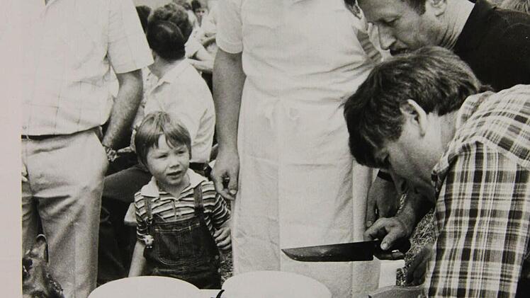 1980: Beim Grillfest der Alten Herren hat Böhm die Küchenmeistermütze auf.