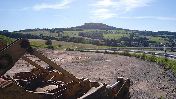 Auch die berüchtigte Haarnadelkurve wird entschärft. Im Hintergrund die Mottener Haube. Foto: Stephanie Elm