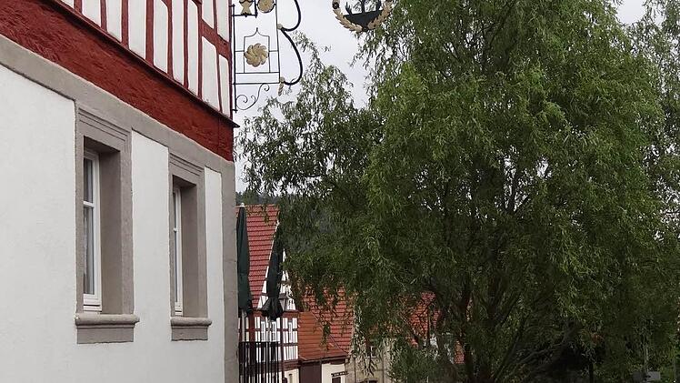 Das Fundament ist aus Sandstein und der Aufbau aus Fach- und Mauerwerk. Als Helmut Pfaffenberg im Jahr 2008 das Anwesen kaufte, waren viele morsche Holzdecken sein Eigentum. Einen kleinen Deckendurchbruch hat er aber überlebt genauso wie die vielen unzähligen Renovierungsstunden.