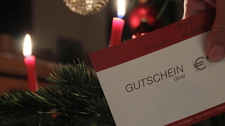 Damit sich die Lieben beim Bescheren nicht beschweren, landen immer mehr Gutscheine unter dem Weihnachtsbaum.  Foto: Oswald