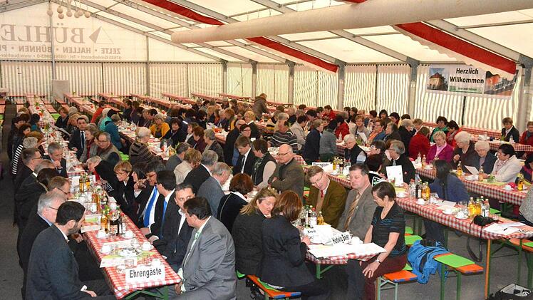 Die Landfrauen hatten zu ihrer Tagung im Zelt in Hofheim neben Referentin Hedwig Beier etliche Ehrengäste geladen. Hier ein Blick in die Bankreihen. Foto: Gerhard Schmidt